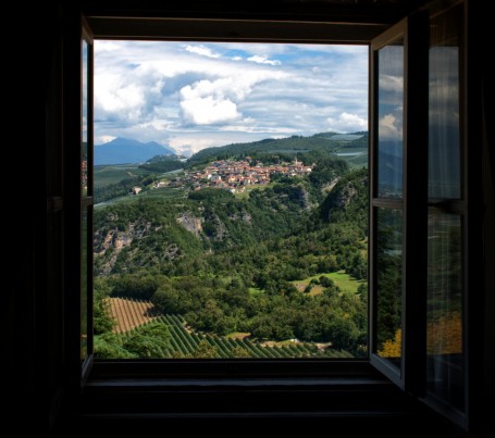 finestra sulla val di non_castel thun_trentino_altipiano della predaia