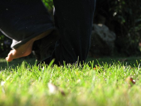 a piedi nudi nell'erba correre